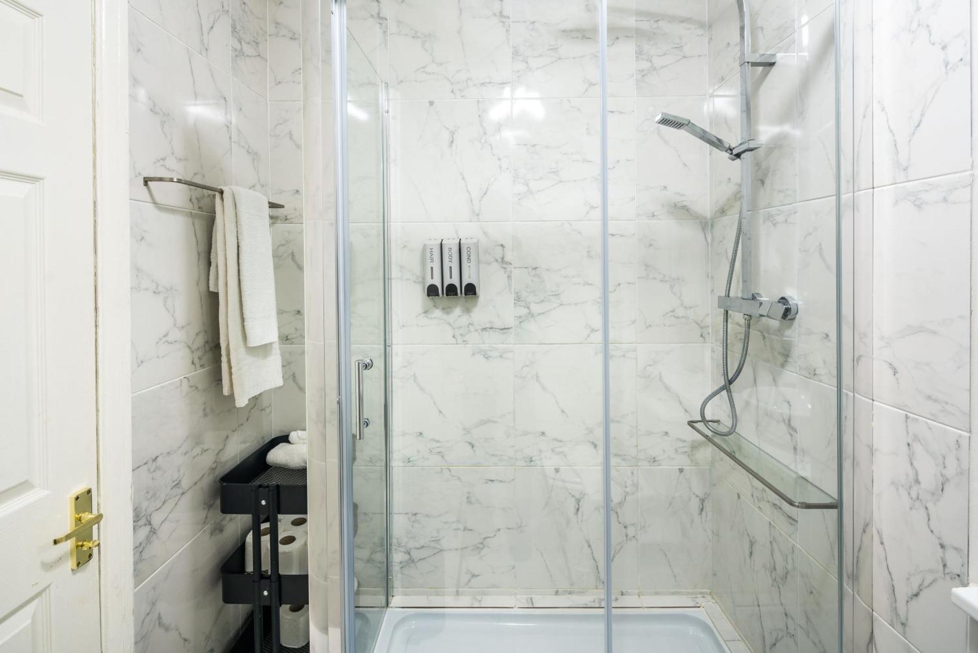 Charming Spacious 2Br Flat Near Station Plus Parking Londen Buitenkant foto